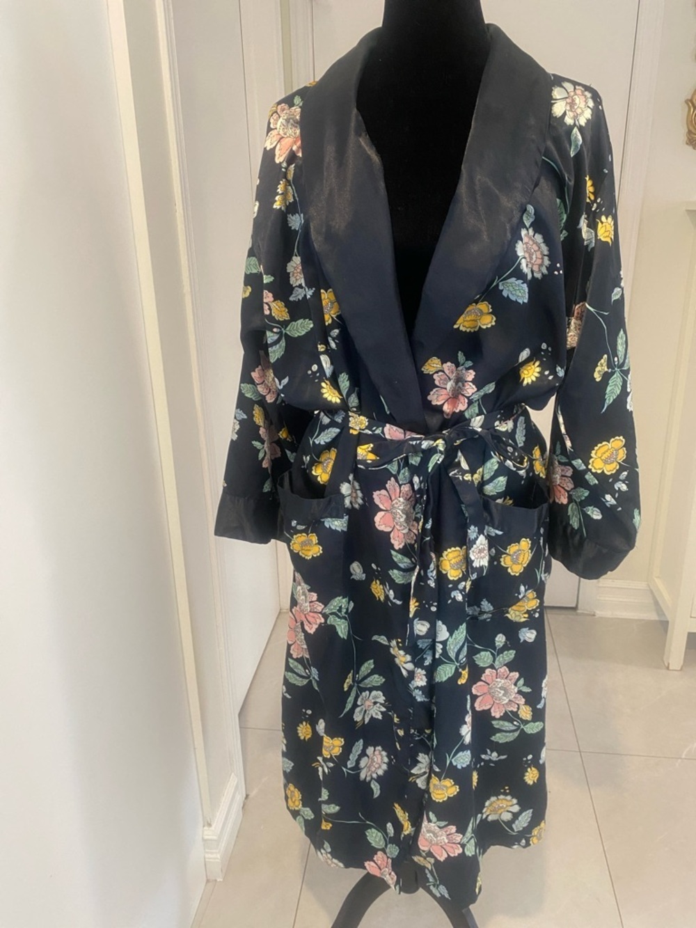 MARTHA B silky belted black robe wth floral print in multicoloures Size Medium
